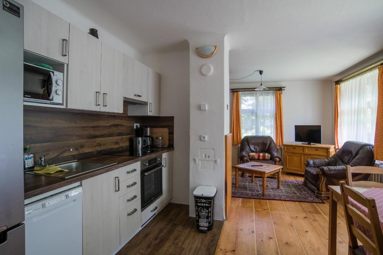 Samostatný mezonetový apartmán s dvěmi ložnicemi a vlastní krytou terasou a sdíleným bazénem Rudník Esterno foto