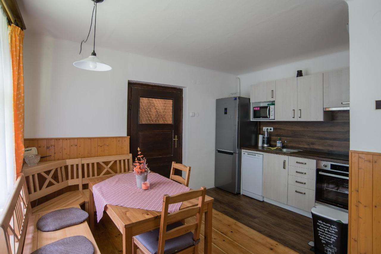Samostatný mezonetový apartmán s dvěmi ložnicemi a vlastní krytou terasou a sdíleným bazénem Rudník Esterno foto