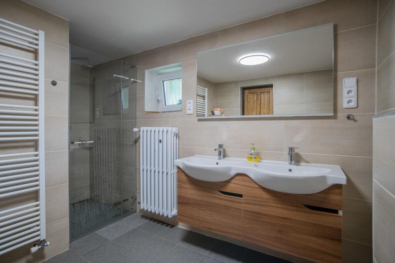 Samostatný mezonetový apartmán s dvěmi ložnicemi a vlastní krytou terasou a sdíleným bazénem Rudník Esterno foto