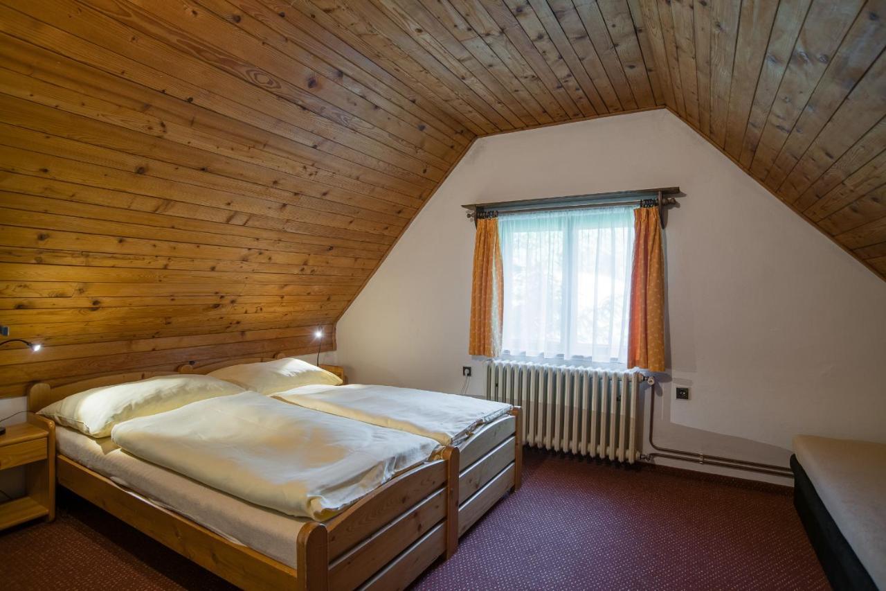 Samostatný mezonetový apartmán s dvěmi ložnicemi a vlastní krytou terasou a sdíleným bazénem Rudník Esterno foto