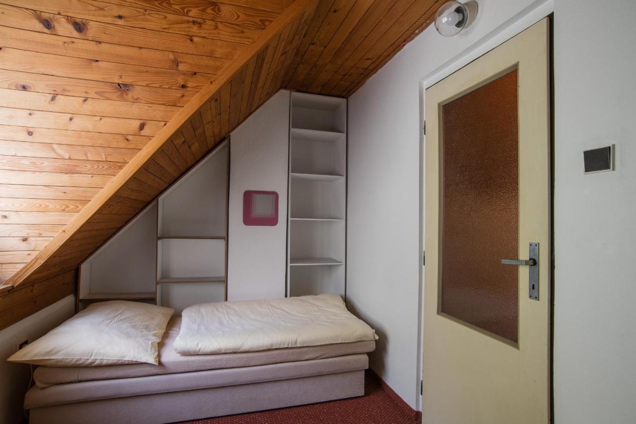 Samostatný mezonetový apartmán s dvěmi ložnicemi a vlastní krytou terasou a sdíleným bazénem Rudník Esterno foto