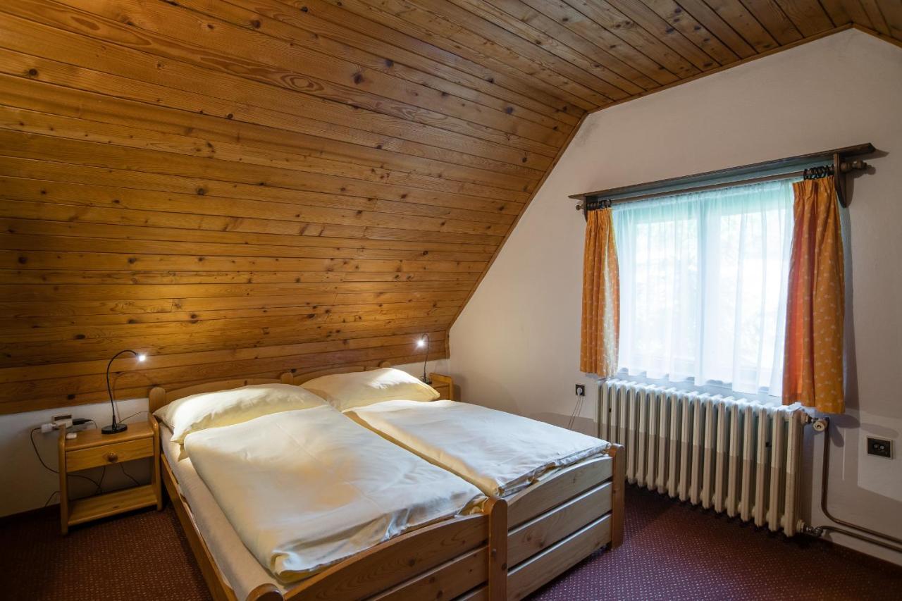 Samostatný mezonetový apartmán s dvěmi ložnicemi a vlastní krytou terasou a sdíleným bazénem Rudník Esterno foto