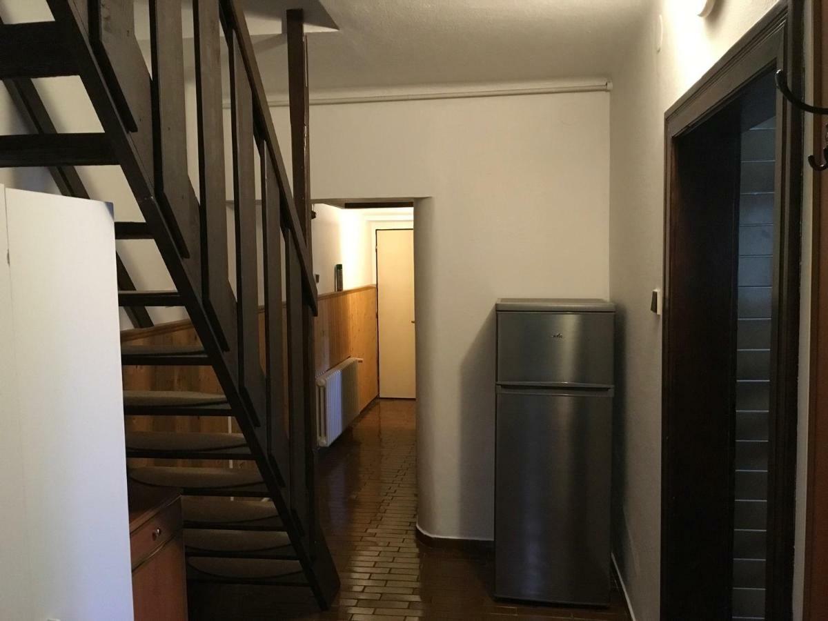Samostatný mezonetový apartmán s dvěmi ložnicemi a vlastní krytou terasou a sdíleným bazénem Rudník Esterno foto
