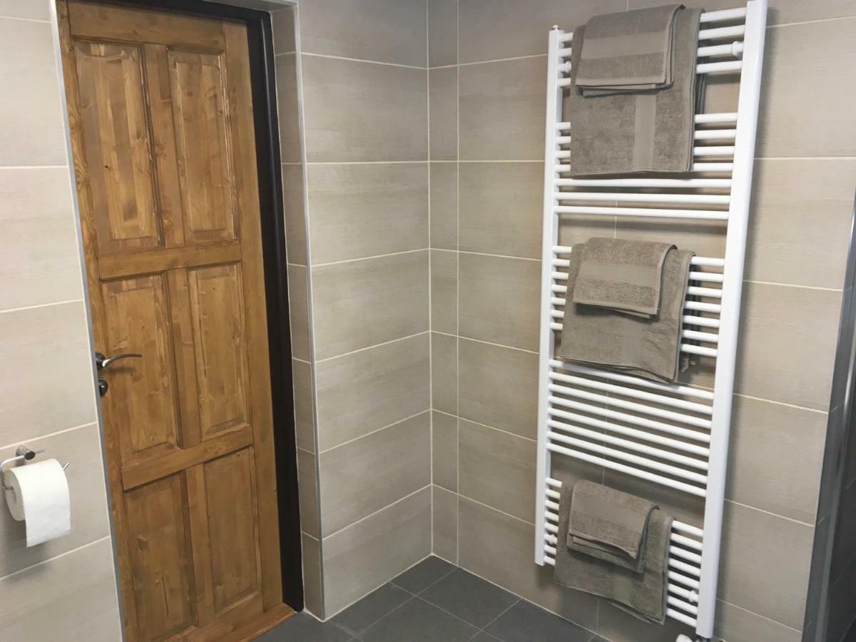 Samostatný mezonetový apartmán s dvěmi ložnicemi a vlastní krytou terasou a sdíleným bazénem Rudník Esterno foto