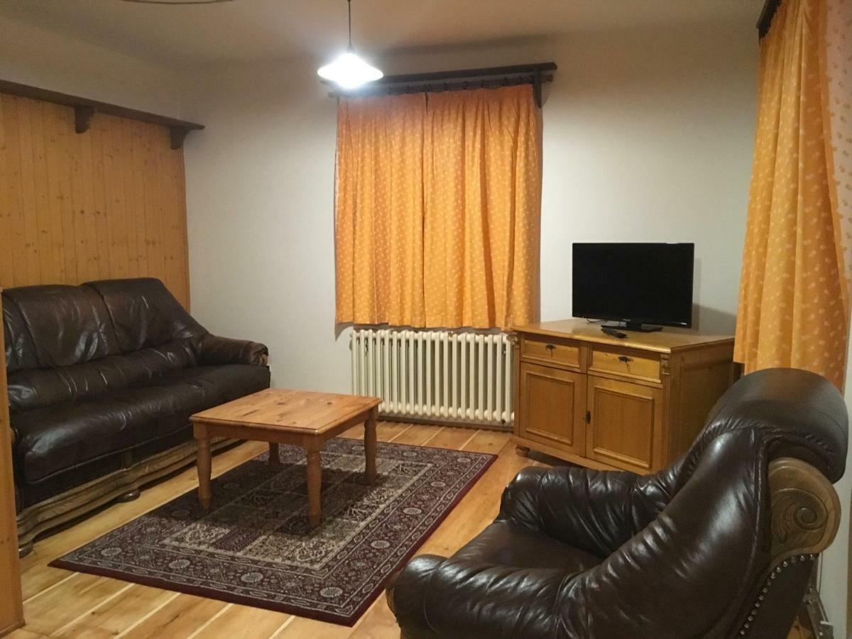 Samostatný mezonetový apartmán s dvěmi ložnicemi a vlastní krytou terasou a sdíleným bazénem Rudník Esterno foto