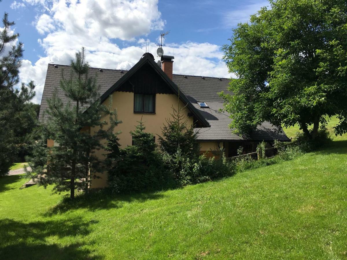 Samostatný mezonetový apartmán s dvěmi ložnicemi a vlastní krytou terasou a sdíleným bazénem Rudník Esterno foto