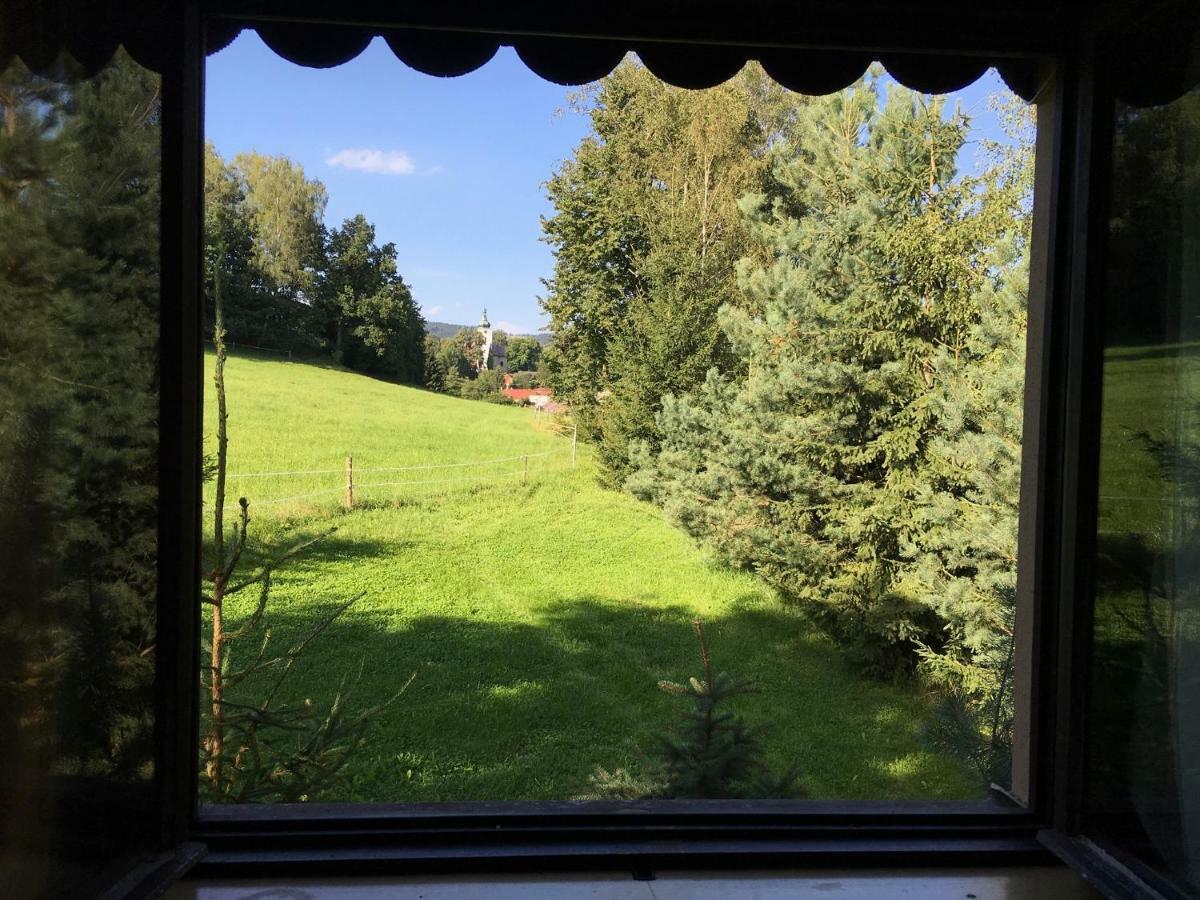 Samostatný mezonetový apartmán s dvěmi ložnicemi a vlastní krytou terasou a sdíleným bazénem Rudník Esterno foto