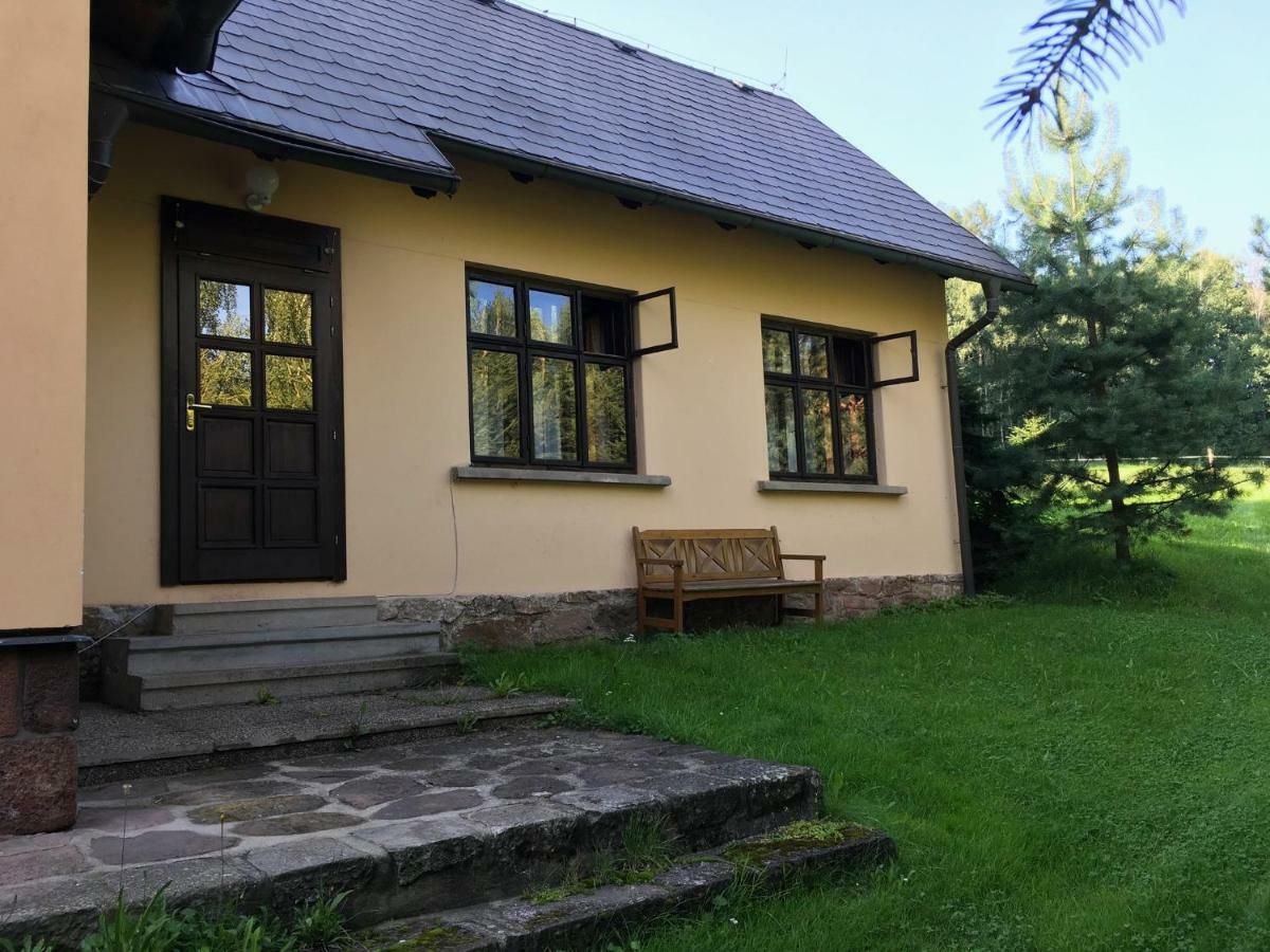 Samostatný mezonetový apartmán s dvěmi ložnicemi a vlastní krytou terasou a sdíleným bazénem Rudník Esterno foto