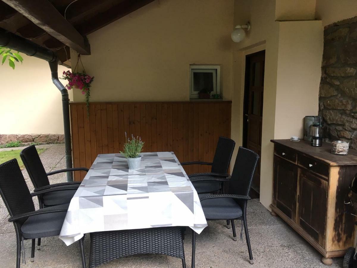 Samostatný mezonetový apartmán s dvěmi ložnicemi a vlastní krytou terasou a sdíleným bazénem Rudník Esterno foto