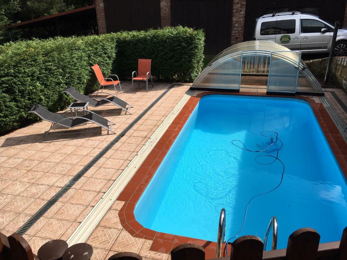 Samostatný mezonetový apartmán s dvěmi ložnicemi a vlastní krytou terasou a sdíleným bazénem Rudník Esterno foto