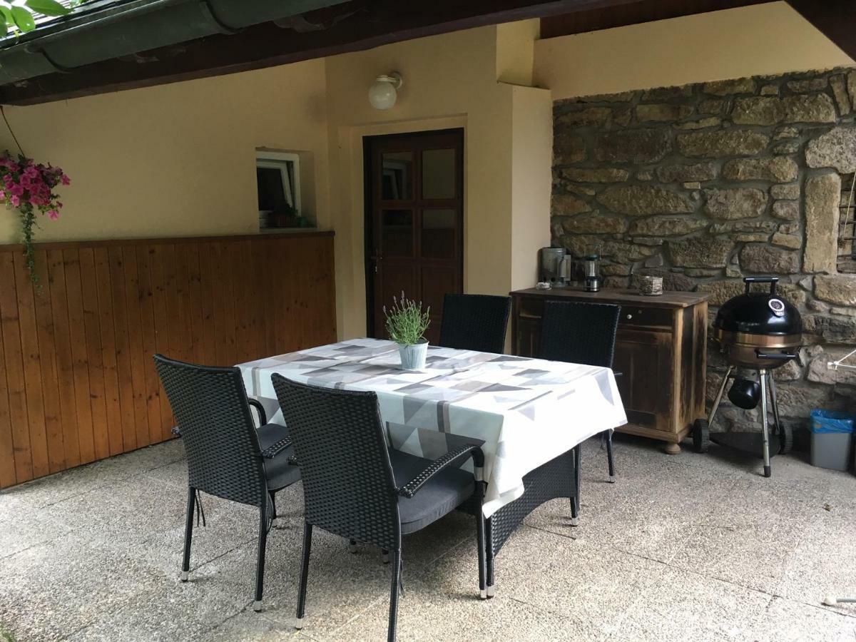 Samostatný mezonetový apartmán s dvěmi ložnicemi a vlastní krytou terasou a sdíleným bazénem Rudník Esterno foto
