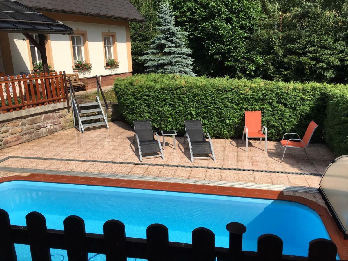 Samostatný mezonetový apartmán s dvěmi ložnicemi a vlastní krytou terasou a sdíleným bazénem Rudník Esterno foto