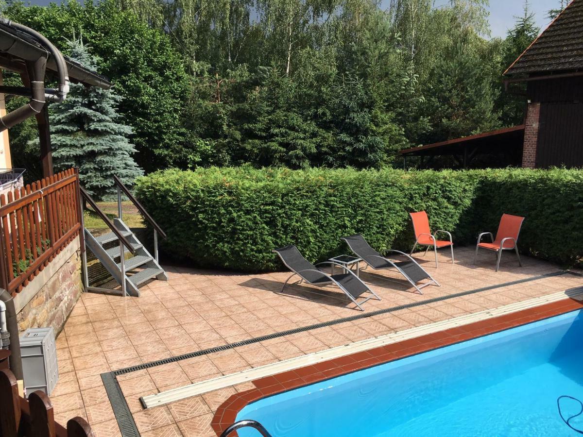 Samostatný mezonetový apartmán s dvěmi ložnicemi a vlastní krytou terasou a sdíleným bazénem Rudník Esterno foto